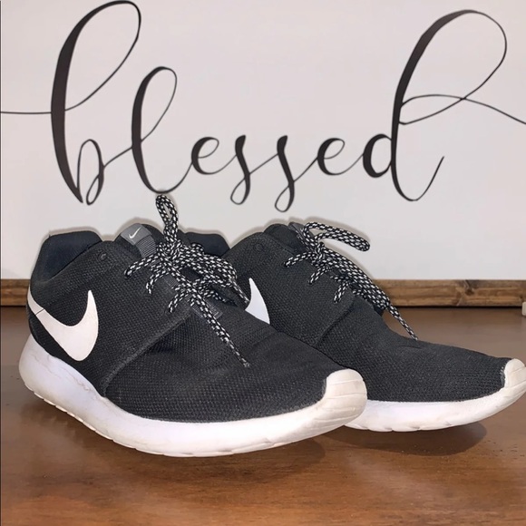 black nike roshes